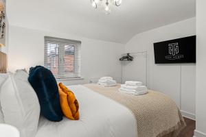 Ένα ή περισσότερα κρεβάτια σε δωμάτιο στο Light And Bright Apartment In The Middle Of Andover