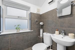 Ένα μπάνιο στο Light And Bright Apartment In The Middle Of Andover