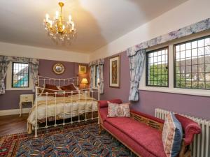 ein Schlafzimmer mit einem Bett und einer Couch in der Unterkunft White House in Mickleton