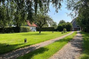 een onverharde weg die naar een tuin met een huis leidt bij Kembser Kate - Ostholstein - NEU! in Behrensdorf