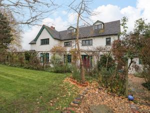 ein großes weißes Haus mit einem Garten in der Unterkunft White House in Mickleton