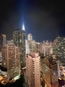 eine Skyline der Stadt bei Nacht mit hohen Gebäuden in der Unterkunft Vortex Suites KLCC By Comforthome in Kuala Lumpur