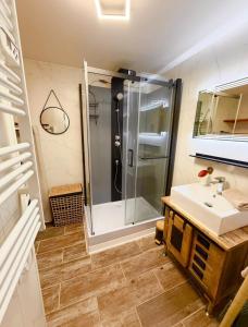 Et badeværelse på L'Escapade Pannessac troisième étage