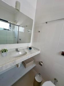 Et badeværelse på Vila dos Pinheiros 3 + 11 billeder