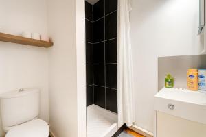 Ванная комната в Comfortable apartment ! Quiet stay near Lille