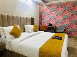 Postel nebo postele na pokoji v ubytování Hotel Vasudha Inn Near Delhi Airport