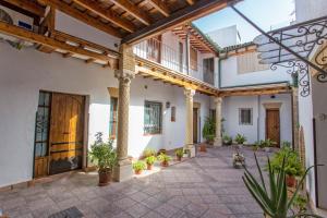 een binnenplaats in een huis met potplanten bij Multi Apartamentos La Kasbah in Jerez de la Frontera