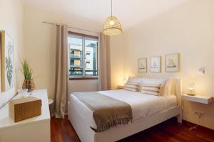 En eller flere senge i et værelse på Sea View Apartment + 18 billeder