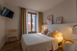 una stanza d'albergo con un letto e una finestra di Albergue Miguel Ángel a Madrid