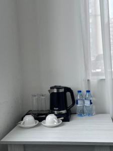Příslušenství pro přípravu čaje a kávy v ubytování Central Bakü Hotel