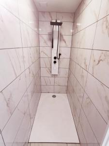 イーペルにあるVakantiehuis HA1の白い大理石タイルのバスルーム(シャワー付)