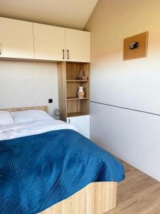 - une chambre avec un lit et des armoires blanches dans l'établissement Leśna Balia - Domek z balią na wyłączność, à Stogniewice 24 autres photos