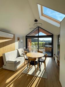 un salon avec une table et un canapé dans l'établissement Leśna Balia - Domek z balią na wyłączność, à Stogniewice