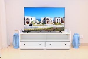 TV a/nebo společenská místnost v ubytování Wateera Jebel Sifah-Beachfront