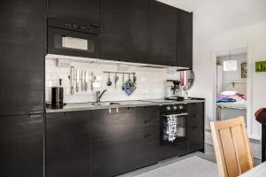 Kuchyň nebo kuchyňský kout v ubytování Newly Built Architect-Designed House By The Sea