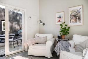 Posezení v ubytování Newly Built Architect-Designed House By The Sea