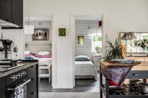 Kuchyň nebo kuchyňský kout v ubytování Newly Built Architect-Designed House By The Sea