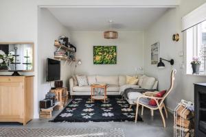 Posezení v ubytování Newly Built Architect-Designed House By The Sea + 12 fotografií