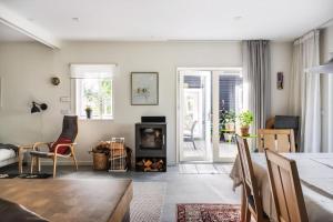 Posezení v ubytování Newly Built Architect-Designed House By The Sea