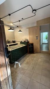 NIDO Hotel في سان ميغيل دي الليندي: غرفة كبيرة مع مطبخ ومكتب