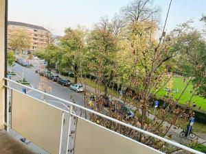 Una vista desde un balcón de una calle con coches. en Flat in Zurich City Center with Balcony Schloss, en Zúrich
