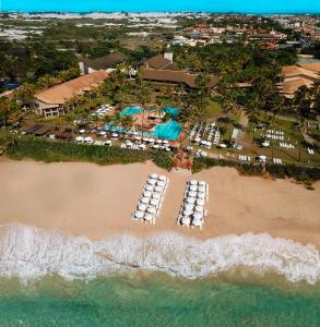 eine Luftaufnahme eines Strandes mit einem Resort in der Unterkunft Catussaba Resort Hotel in Salvador