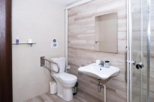 Napoli Suites Studios Aparthotel في سانت جوليانز: حمام مع مرحاض ومغسلة +115 صورة