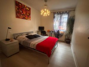 エヴルーにあるLa Maison du Routardのベッドルーム1室(赤い毛布付きのベッド1台付)