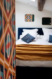 Een bed of bedden in een kamer bij l'écrin du désir