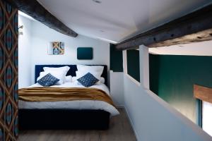 Een bed of bedden in een kamer bij l'écrin du désir