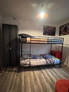 エヴルーにあるLa Maison du Routardの二段ベッドが2つある寝室