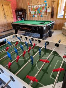 een pooltafel met biljartballen erop bij Chalets Sybelles in Saint-Sorlin-dʼArves