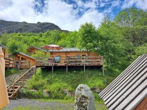 een resort met een terras en bomen en bergen bij Chalets Sybelles in Saint-Sorlin-dʼArves
