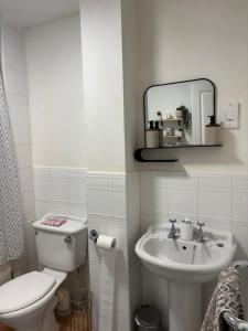 Et badeværelse på Cosy stay with easy M1 and A421 access