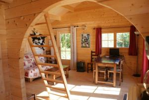 een kamer met een houten huisje met een houten ladder bij Chalets Sybelles in Saint-Sorlin-dʼArves
