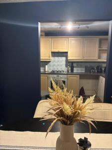 Køkken eller tekøkken på Cosy stay with easy M1 and A421 access + 4 billeder