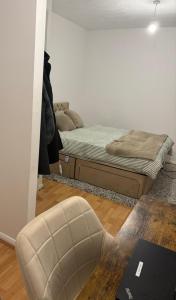 En eller flere senge i et værelse på Cosy stay with easy M1 and A421 access