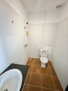een badkamer met een wit toilet en een wastafel bij SOMA Villa in Phumĭ Réach Born