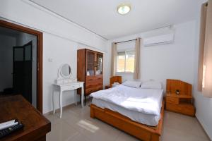 Ένα ή περισσότερα κρεβάτια σε δωμάτιο στο דירת נופש אלמוג- דירת 2 חדרי שינה עם ג'קוזי ספא בטבריה