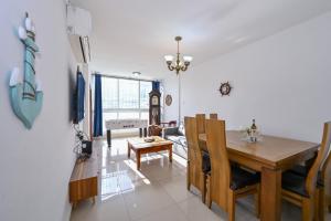 Χώρος καθιστικού στο דירת נופש אלמוג- דירת 2 חדרי שינה עם ג'קוזי ספא בטבריה