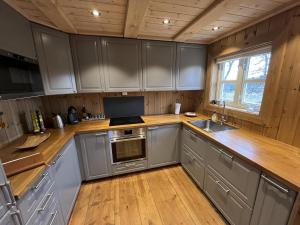 Kuchyň nebo kuchyňský kout v ubytování Cozy Cabin With Ski Trail Access