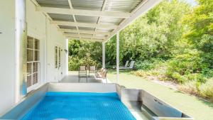 een zwembad aan de achterkant van een huis bij Waymaker Cottage in Franschhoek