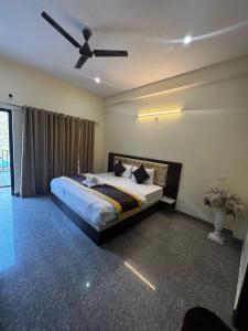 En eller flere senge i et værelse på Hotel Sunlight