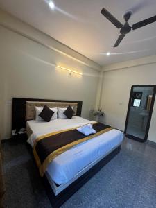 En eller flere senge i et værelse på Hotel Sunlight