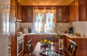 Η κουζίνα ή μικρή κουζίνα στο Villa Olive Xrisi