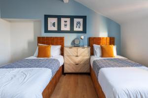 En eller flere senge i et værelse på The Family-Ready Worker Hub