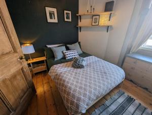 a small bedroom with a bed and a couch at Cosy 1 bedroom flat close to city centre in Edinburgh