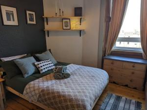 a bedroom with a bed with a teddy bear on it at Cosy 1 bedroom flat close to city centre in Edinburgh +7 photos