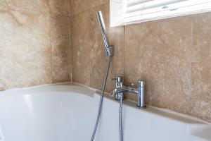 Et badeværelse på The Family-Ready Worker Hub + 59 billeder