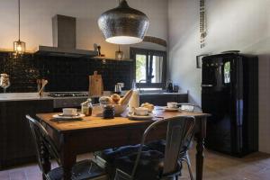 una cucina con tavolo in legno e cibo di Panoramic Apartment In 17Th Century Farmhouse a Villa del Monte